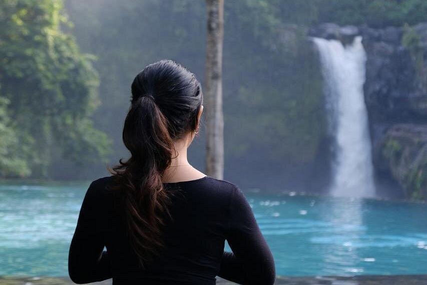 Yoga lever de soleil cascade Bali