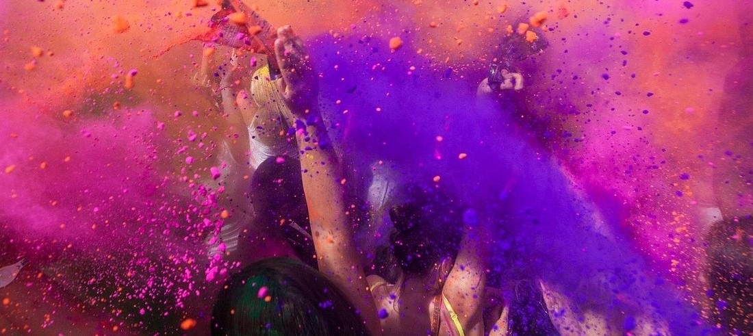 Célébration Holi famille indienne Delhi