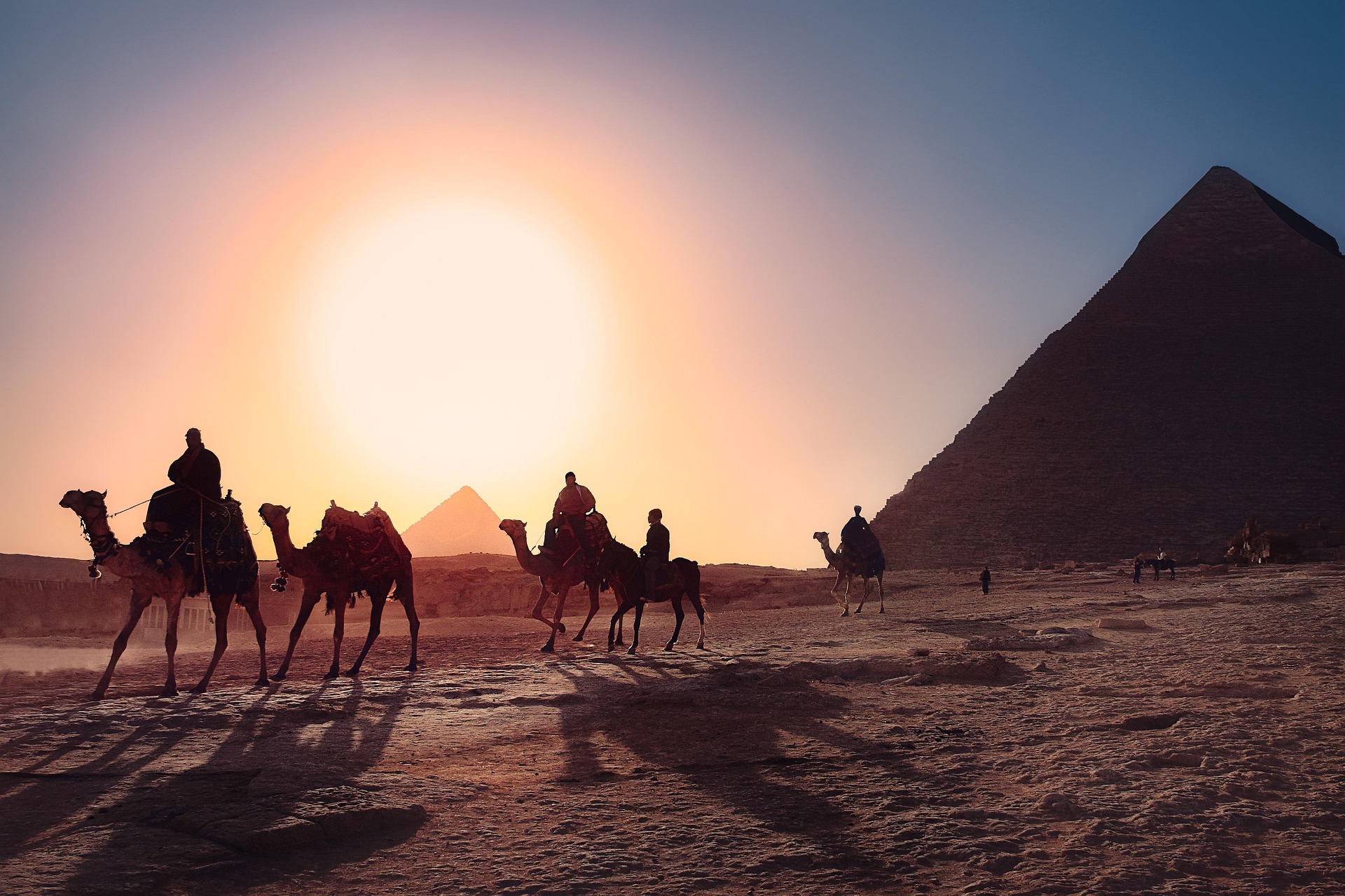 Pyramides de Gizeh au lever du soleil