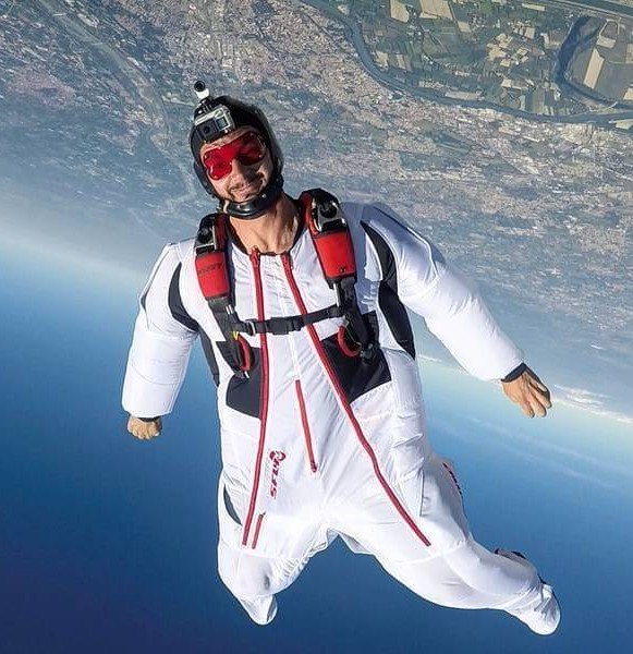 Formation wingsuit