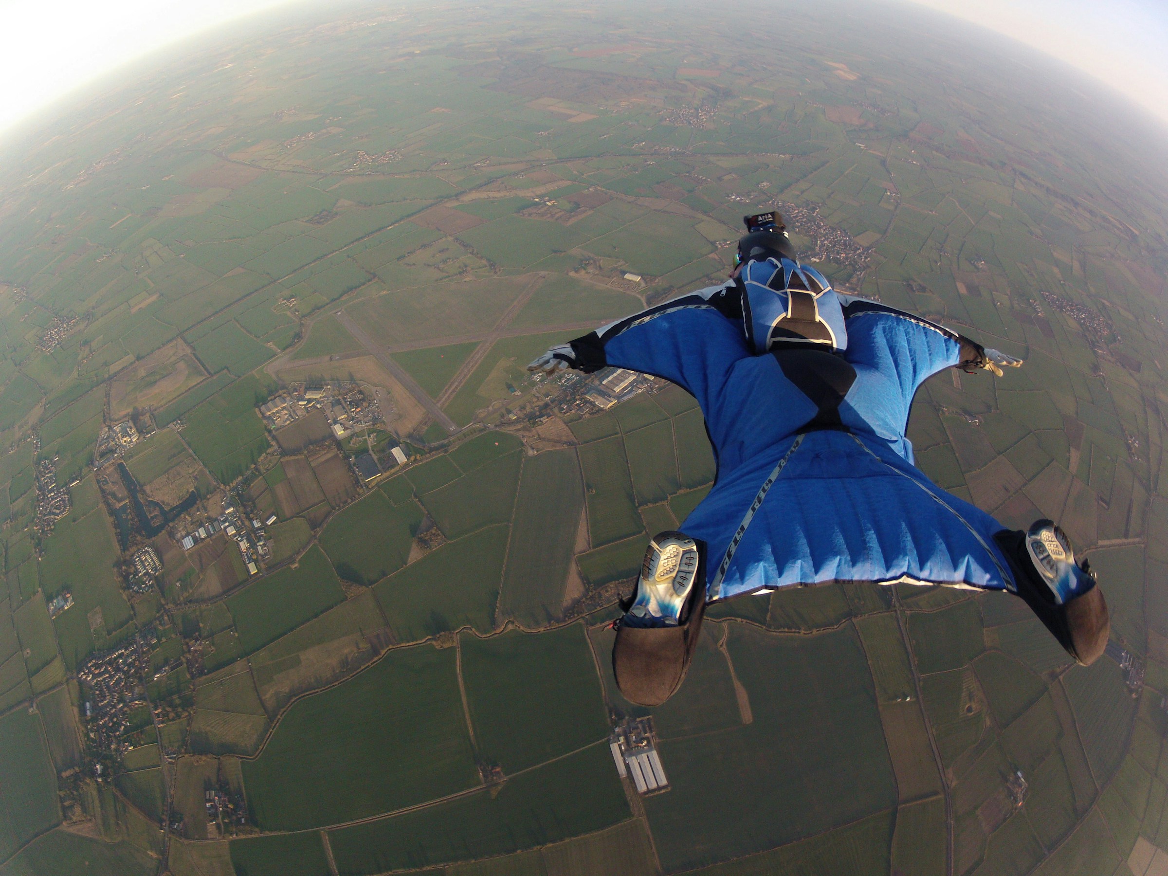 Guide wingsuit